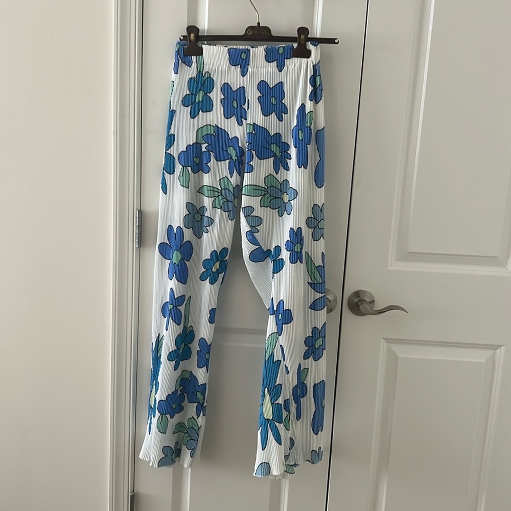 Pleated flowy pants